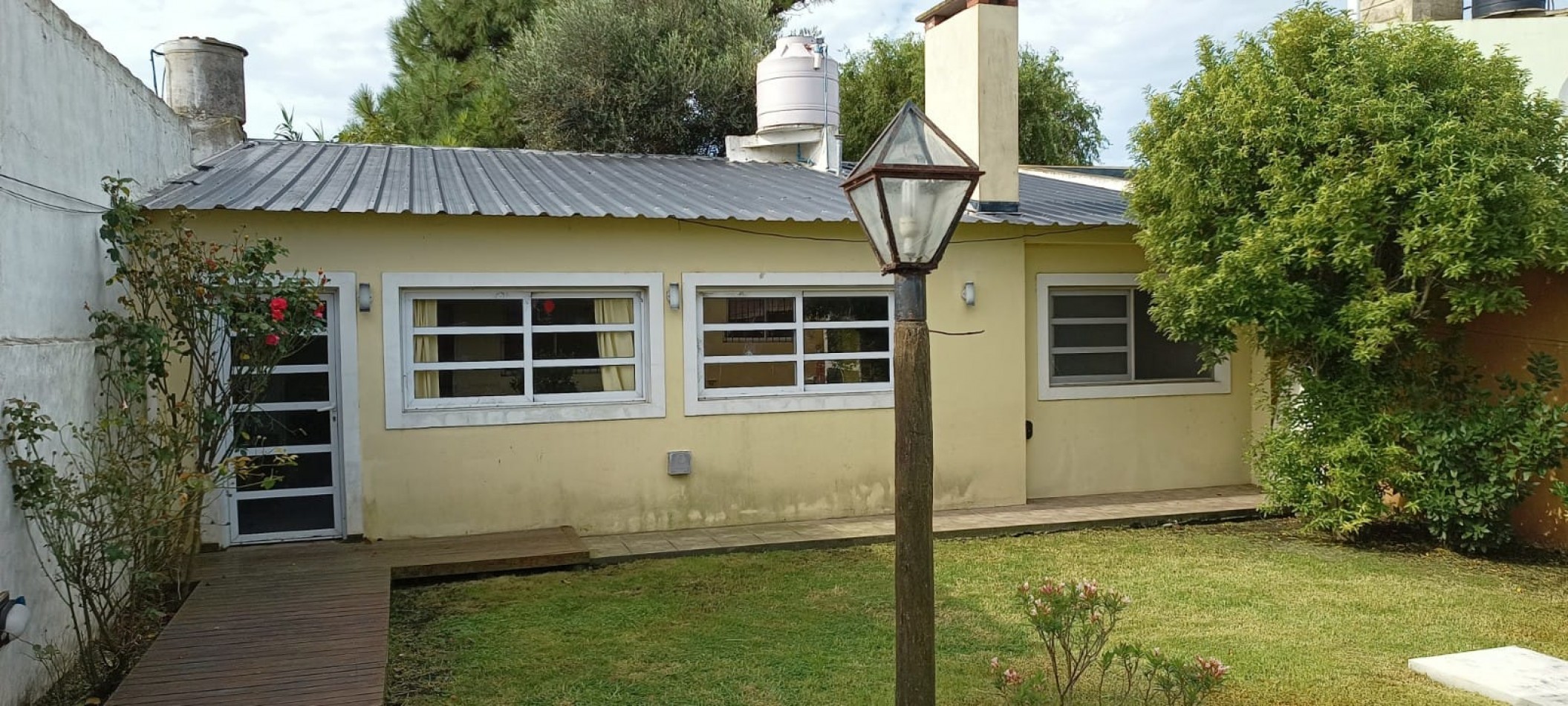 CHALET 3 AMBIENTES CON PARQUE, QUINCHO Y COCHERA EN CAMET, A 250 METROS DE LA PLAYA