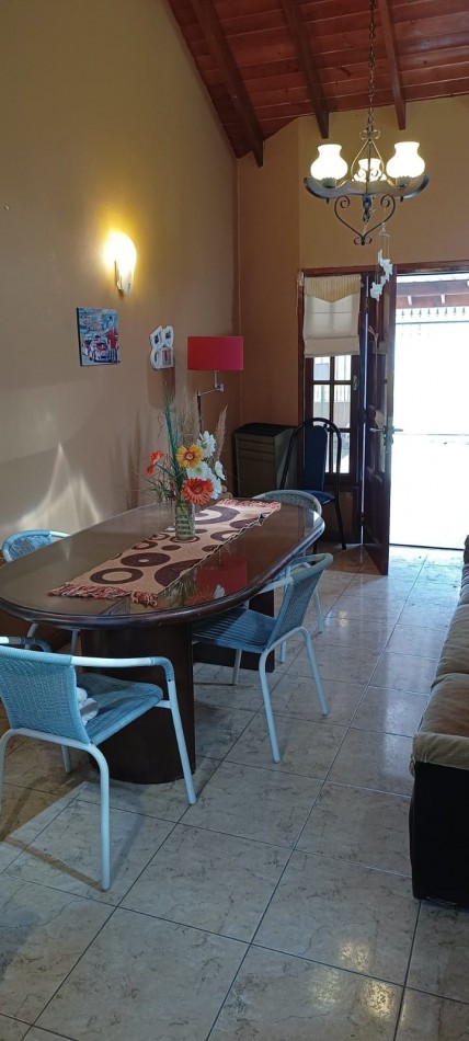CHALET 3 AMBIENTES CON PARQUE, QUINCHO Y COCHERA EN CAMET, A 250 METROS DE LA PLAYA