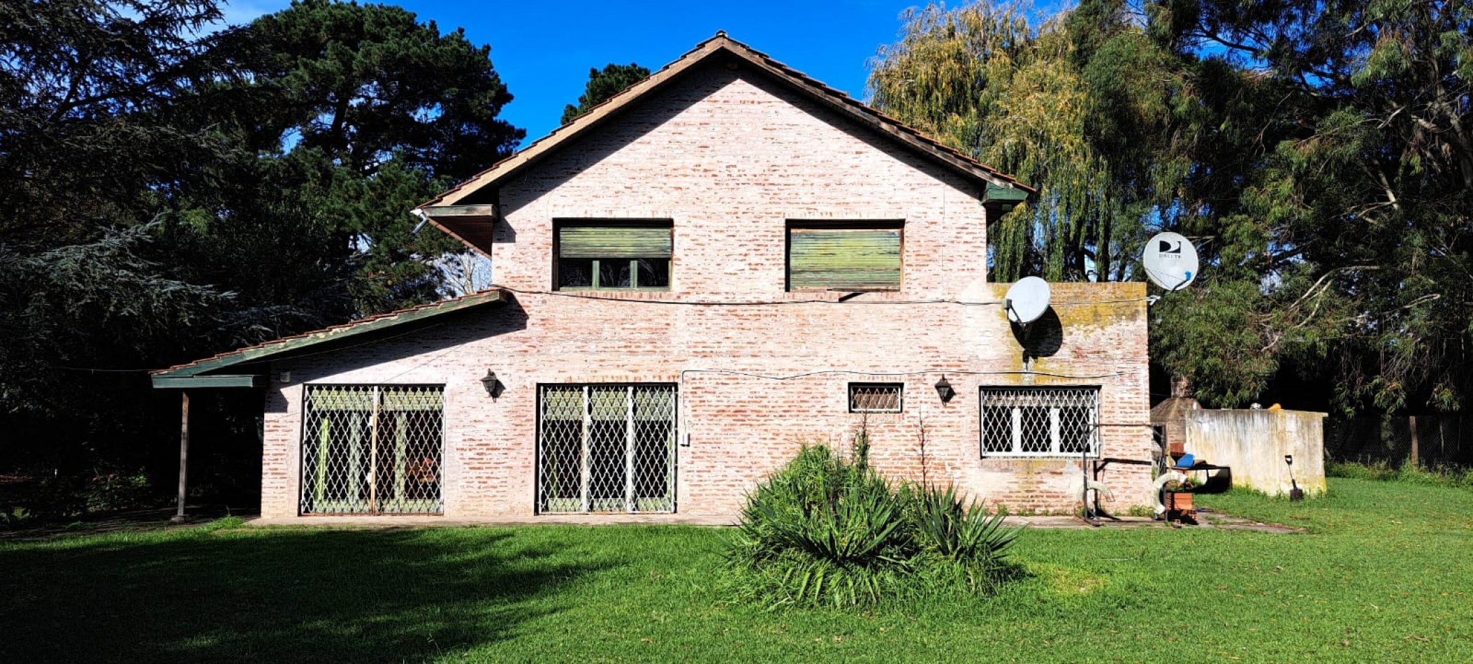 CASA QUINTA DE 6 AMBIENTES SOBRE UNA SUPERFICIE DE 1 HECTAREA DE PARQUE