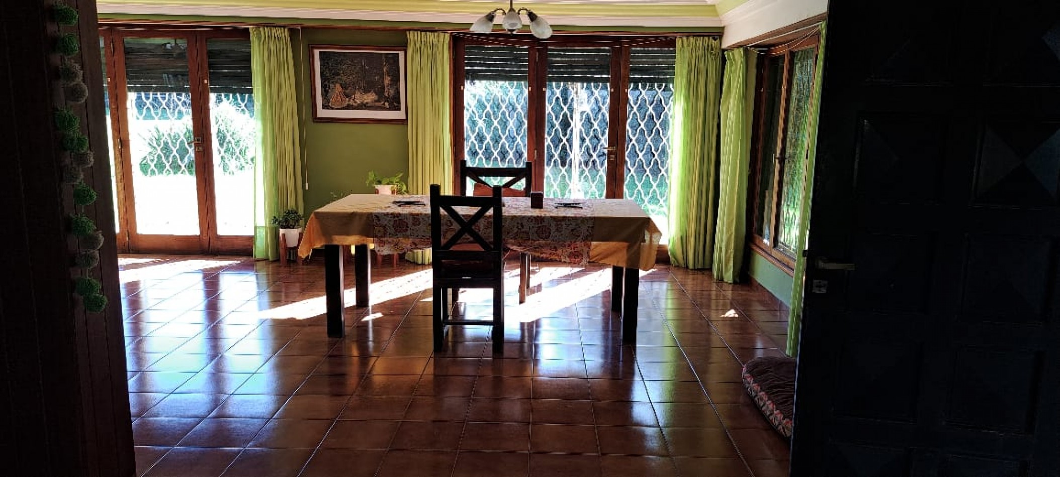CASA QUINTA DE 6 AMBIENTES SOBRE UNA SUPERFICIE DE 1 HECTAREA DE PARQUE