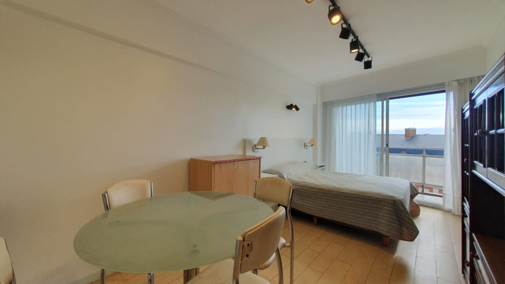 DEPARTAMENTO DE 1 AMBIENTE A LA CALLE CON BALCON CON VISTA A B. MARITIMO