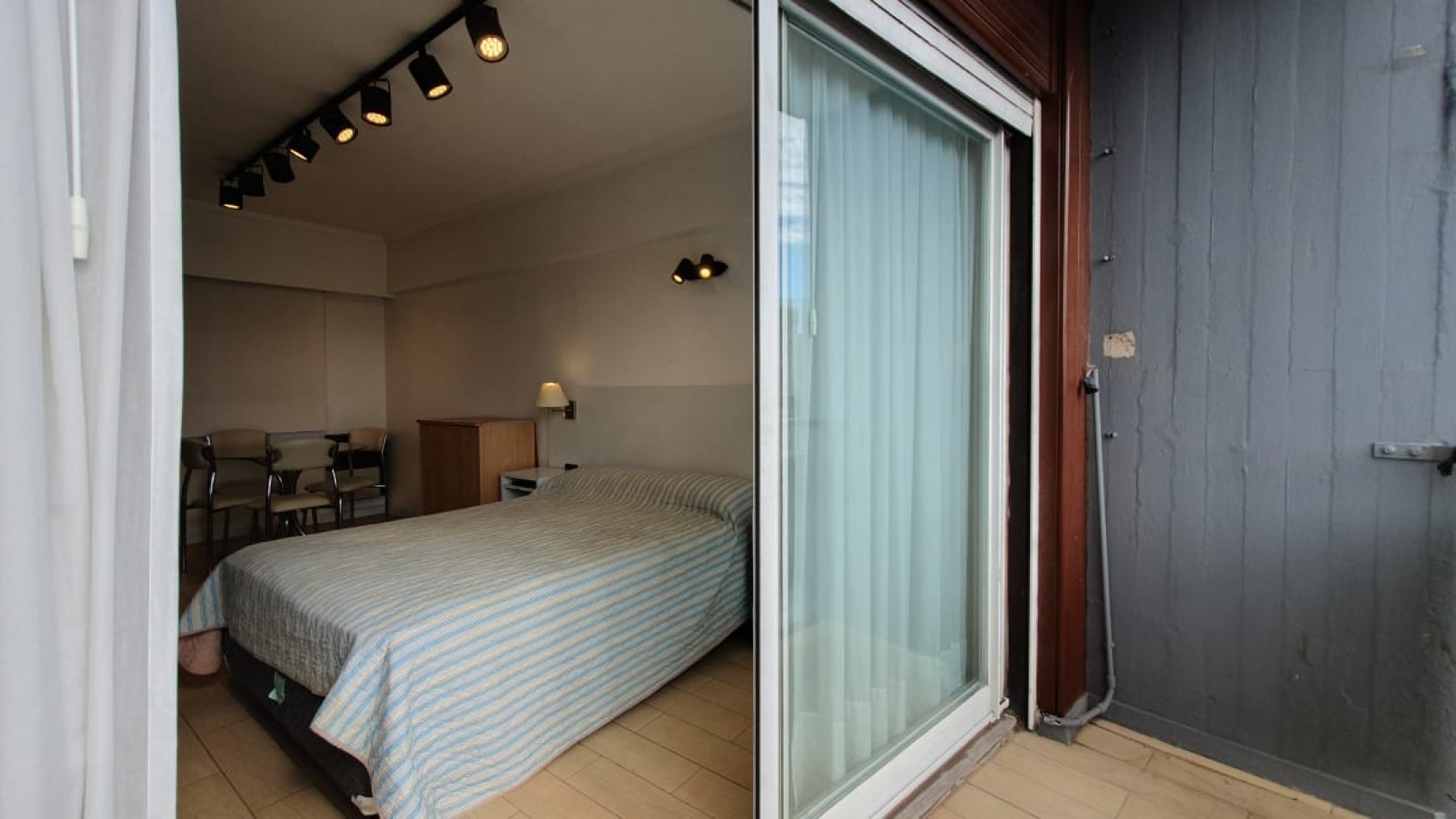 DEPARTAMENTO DE 1 AMBIENTE A LA CALLE CON BALCON CON VISTA A B. MARITIMO