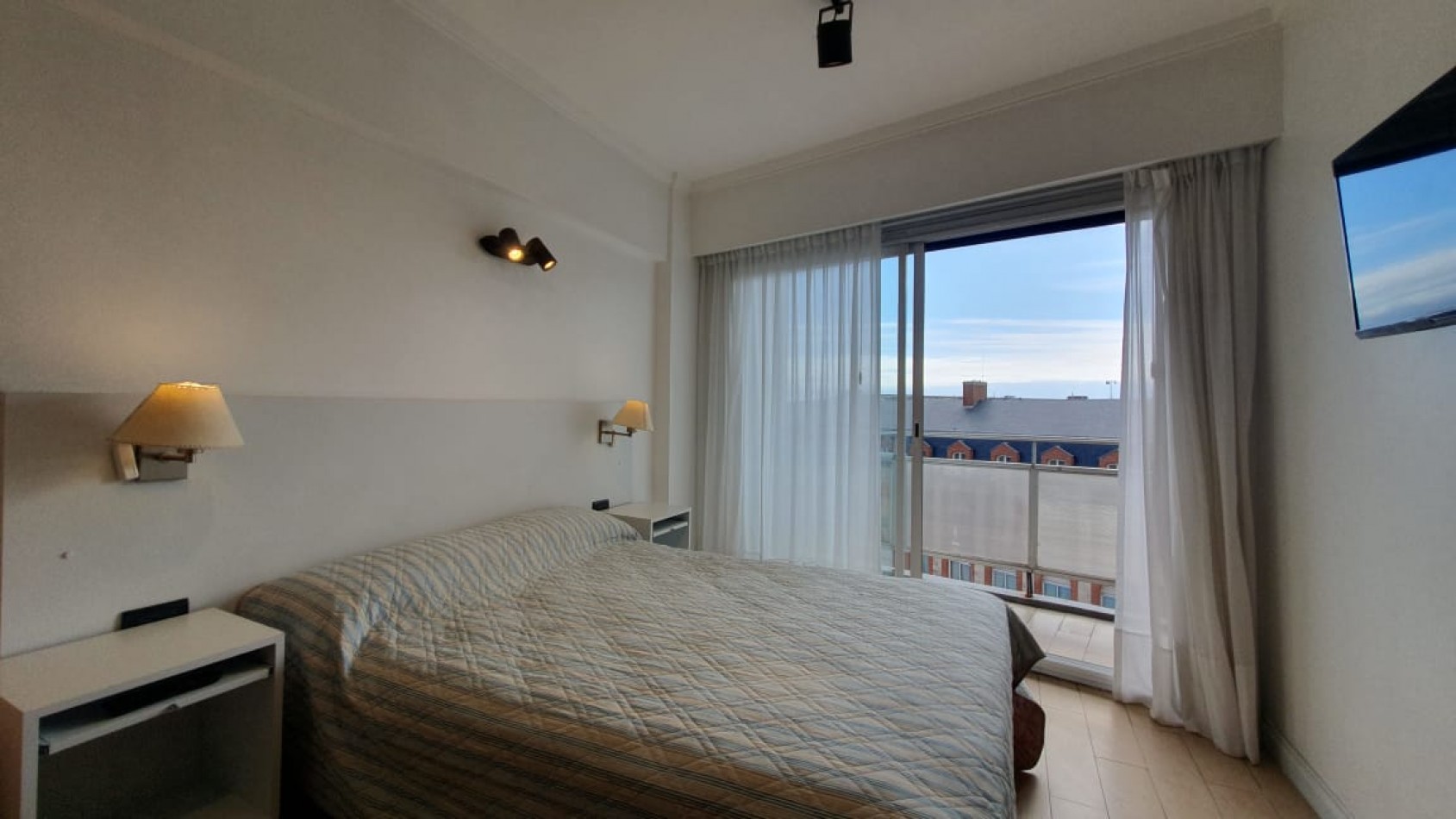DEPARTAMENTO DE 1 AMBIENTE A LA CALLE CON BALCON CON VISTA A B. MARITIMO