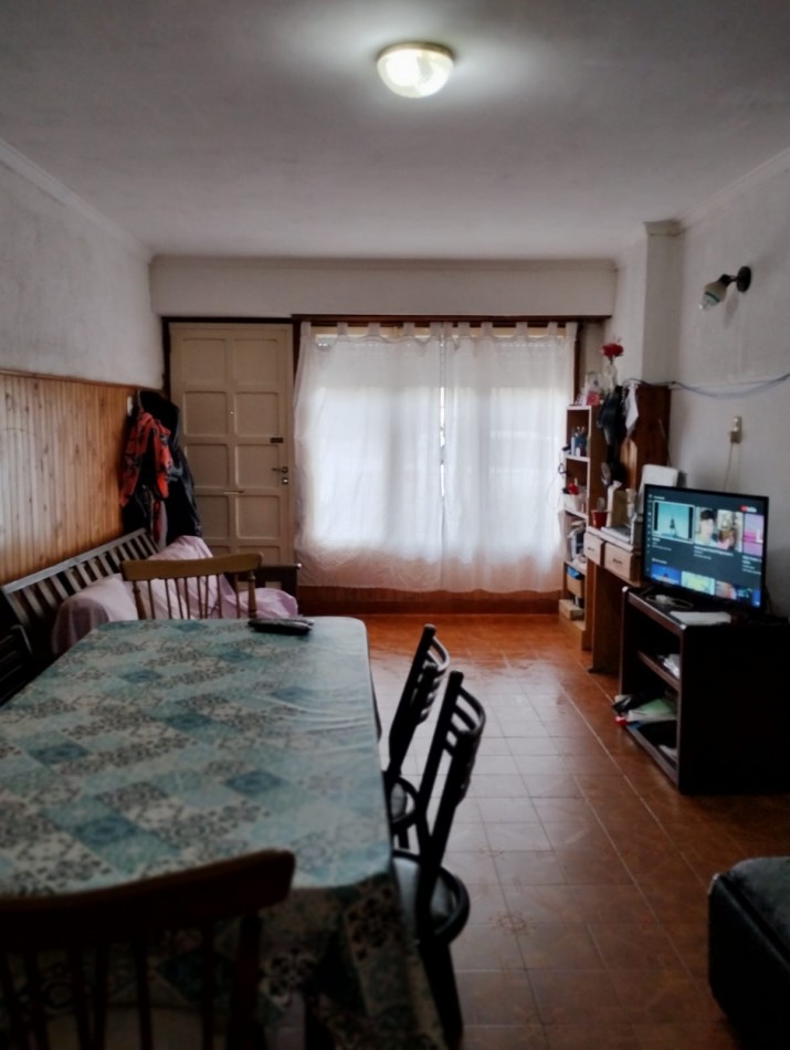 CASA DE 3 AMBIENTES CON GARAJE Y PATIO, MAS DESPARTAMENTO AL FONDO EN EL BARRIO CENTENARIO