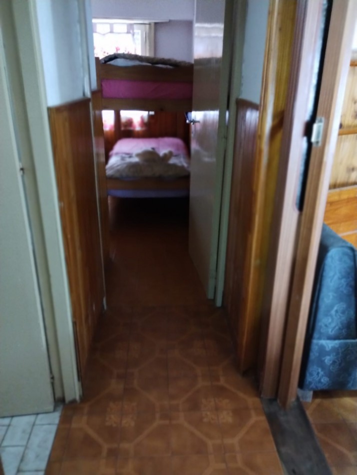 CASA DE 3 AMBIENTES CON GARAJE Y PATIO, MAS DESPARTAMENTO AL FONDO EN EL BARRIO CENTENARIO