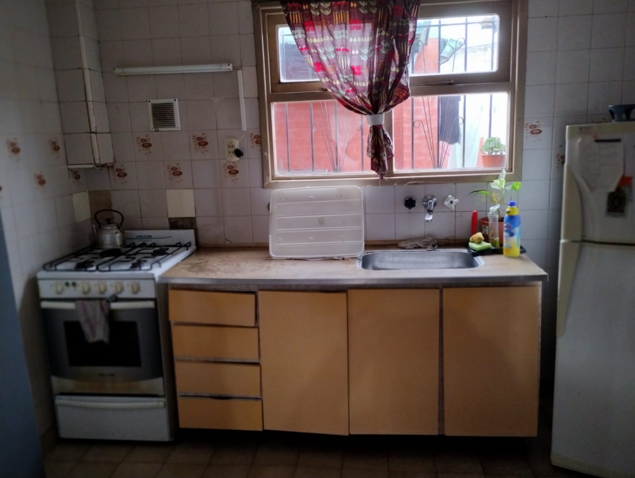 CASA DE 3 AMBIENTES CON GARAJE Y PATIO, MAS DESPARTAMENTO AL FONDO EN EL BARRIO CENTENARIO