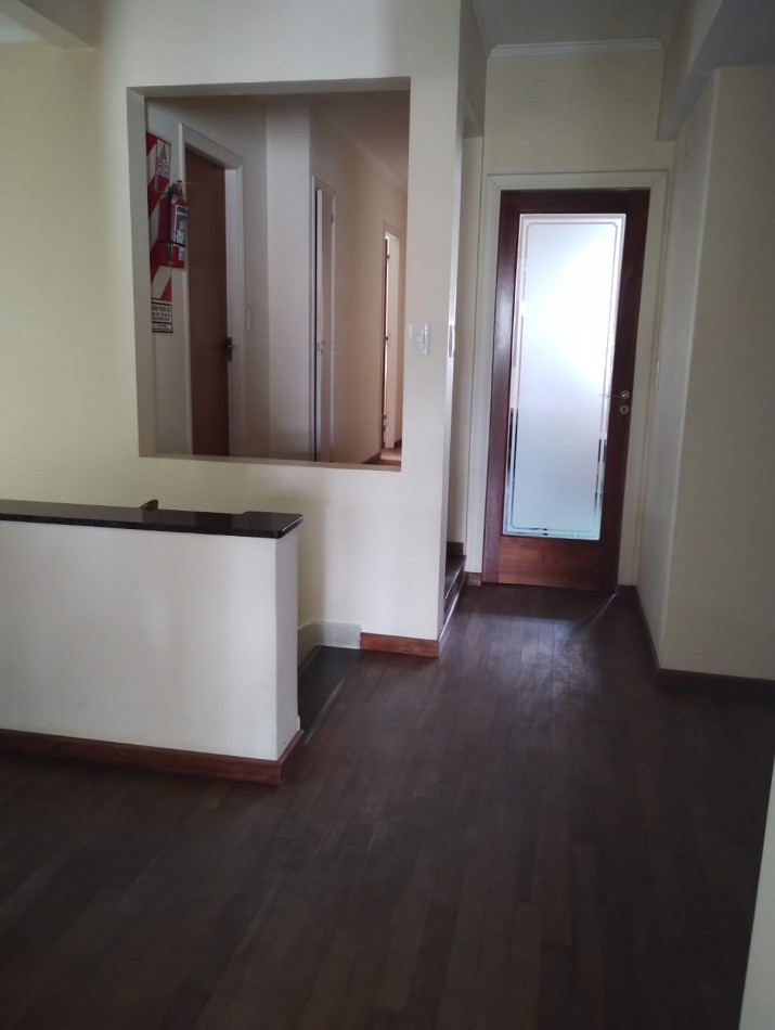 PH TIPO CHALET DE 6 AMBIENTES EN PLANTA ALTA CON GARAJE, APTO PROFESIONAL Y APTO PARA VIVIENDA EN CHAUVIN