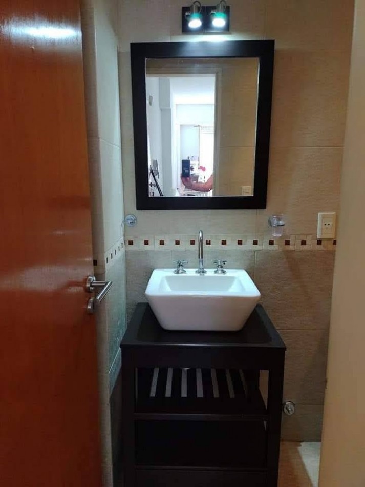 DEPARTAMENTO 1 AMBIENTE AL CONTRAFRENTE CON BALCON SALIENTE EN EL CENTRO DE CASEROS VENDE O PERMUTA