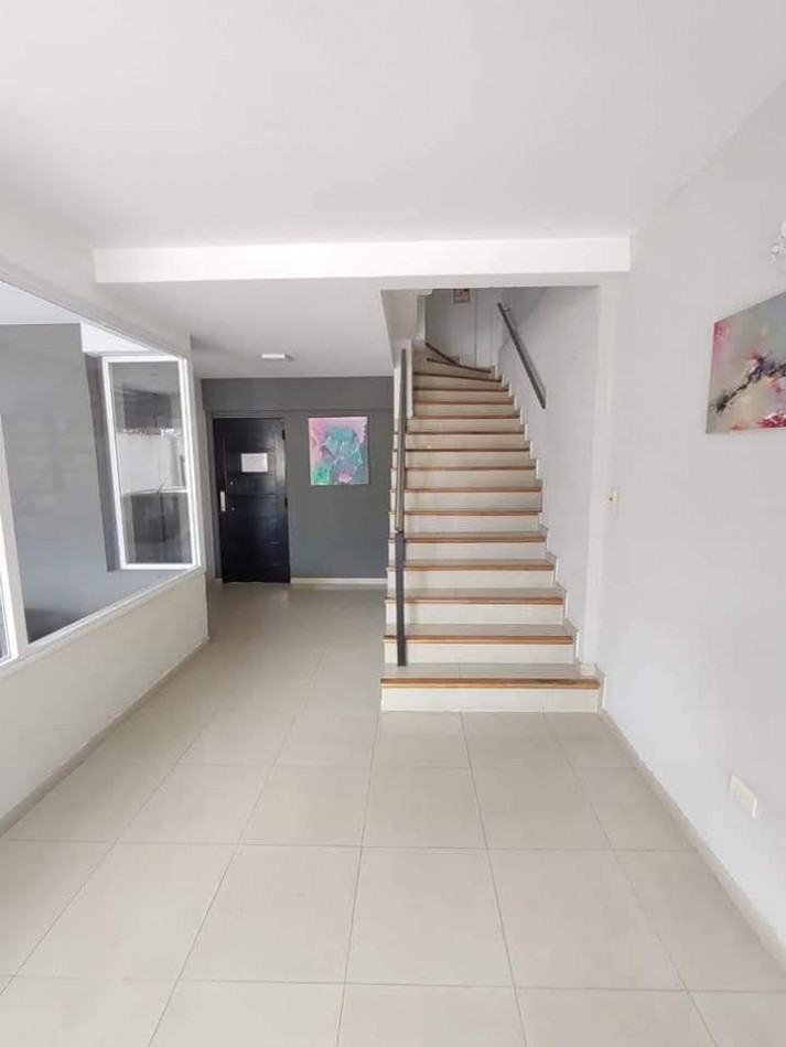 DEPARTAMENTO 1 AMBIENTE AL CONTRAFRENTE CON BALCON SALIENTE EN EL CENTRO DE CASEROS VENDE O PERMUTA