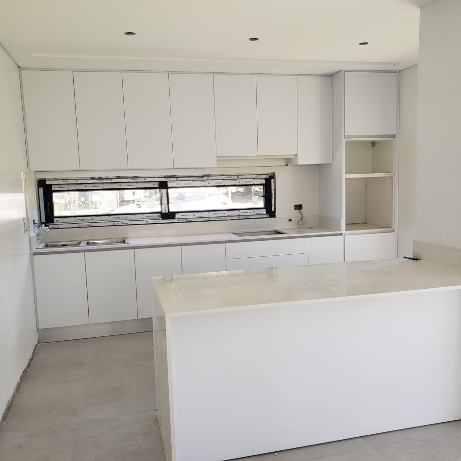 CHALET DE 4 AMBIENTES DE CATEGORIA EN RUMENCO JOVEN, A ESTRENAR, VENDE Y PERMUTA