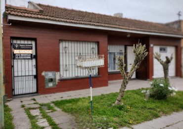 CASA DE 3 AMBIENTES CON GARAJE Y PATIO, MAS DESPARTAMENTO AL FONDO EN EL BARRIO CENTENARIO