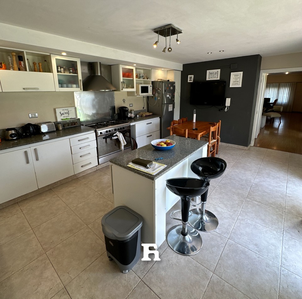 Chalet en venta de 5 ambientes 