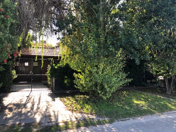 VENTA CHALET,   4 ambientes, parque y patio, sobre lote de 15 mts de frente !!!!! muy buena opcion !!!!