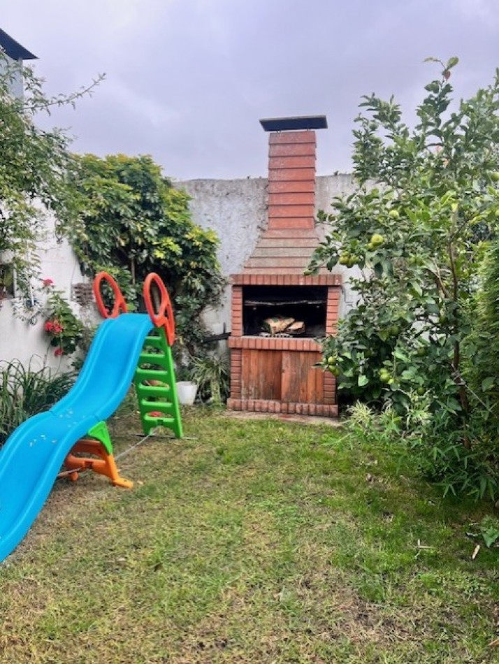 VENTA HERMOSO DUPLEX !!!! DE 3 AMB. CON PARQUE Y ENTRADA DE AUTO, ZONA GRUTA !!!! CASA CON VIDA !!!