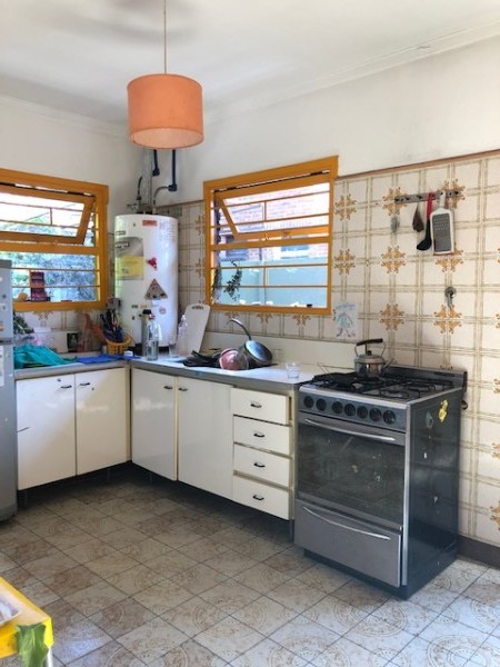 VENTA CHALET,   4 ambientes, parque y patio, sobre lote de 15 mts de frente !!!!! muy buena opcion !!!!