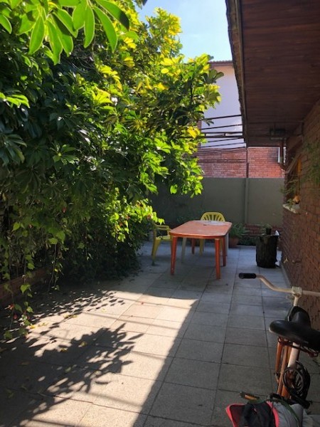 VENTA CHALET,   4 ambientes, parque y patio, sobre lote de 15 mts de frente !!!!! muy buena opcion !!!!