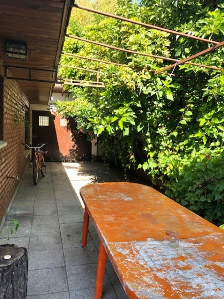 VENTA CHALET,   4 ambientes, parque y patio, sobre lote de 15 mts de frente !!!!! muy buena opcion !!!!