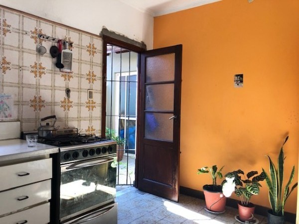 VENTA CHALET,   4 ambientes, parque y patio, sobre lote de 15 mts de frente !!!!! muy buena opcion !!!!