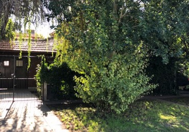 VENTA CHALET,   4 ambientes, parque y patio, sobre lote de 15 mts de frente !!!!! muy buena opcion !!!!