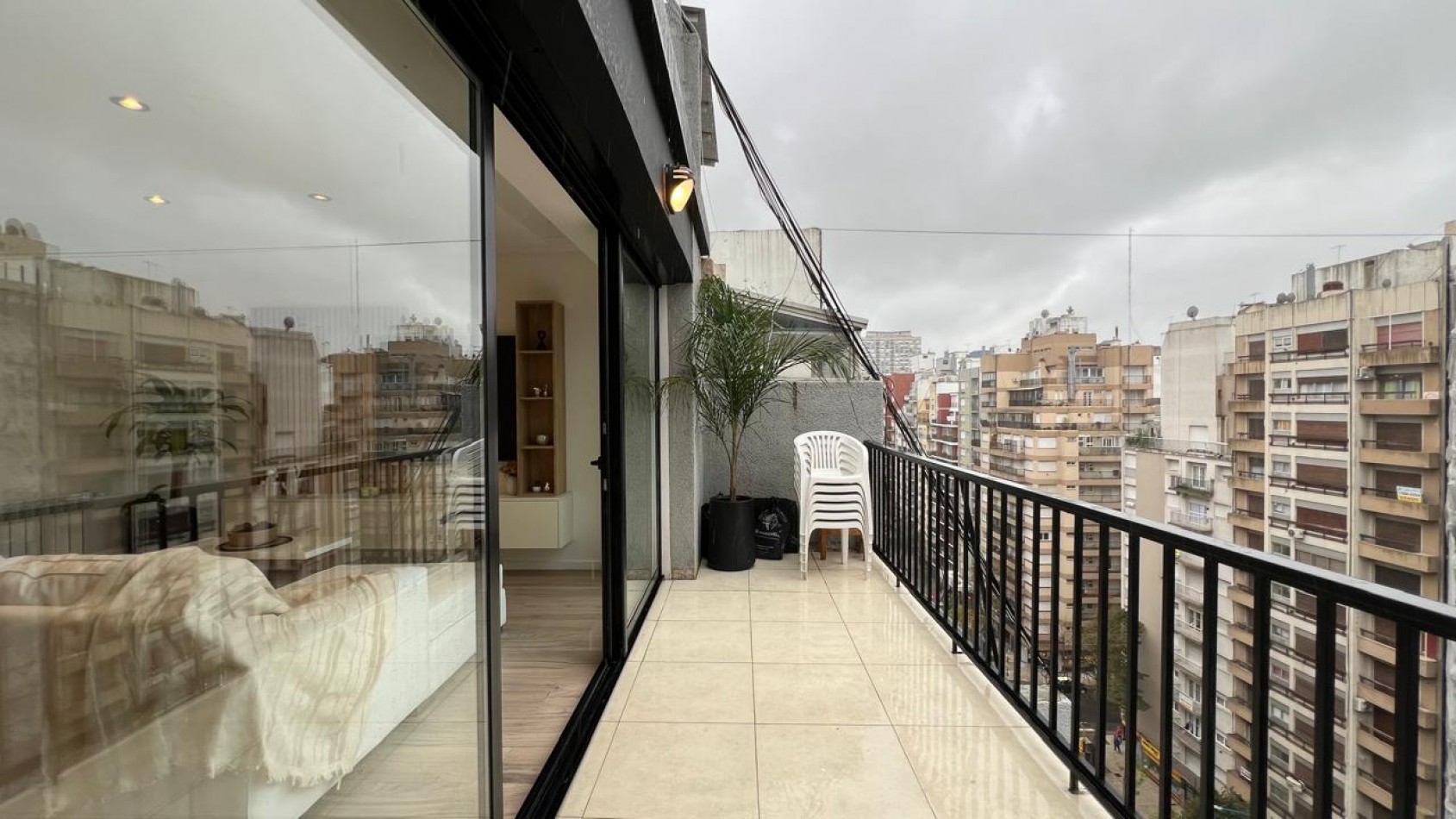 EN VENTA IMPECABLE 4 AMBIENTES BALCON A LA CALLE-CENTRO-