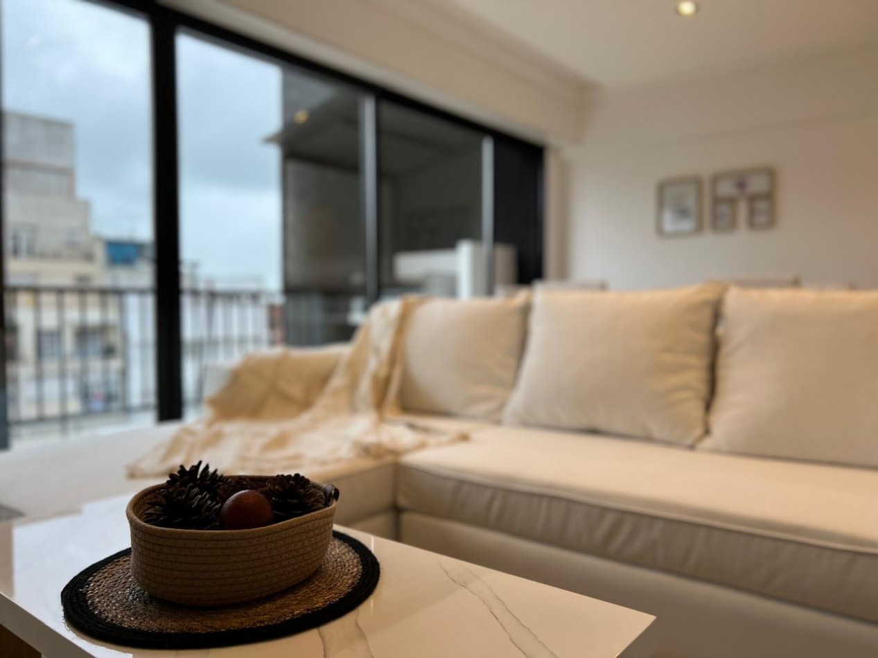 EN VENTA IMPECABLE 4 AMBIENTES BALCON A LA CALLE-CENTRO-