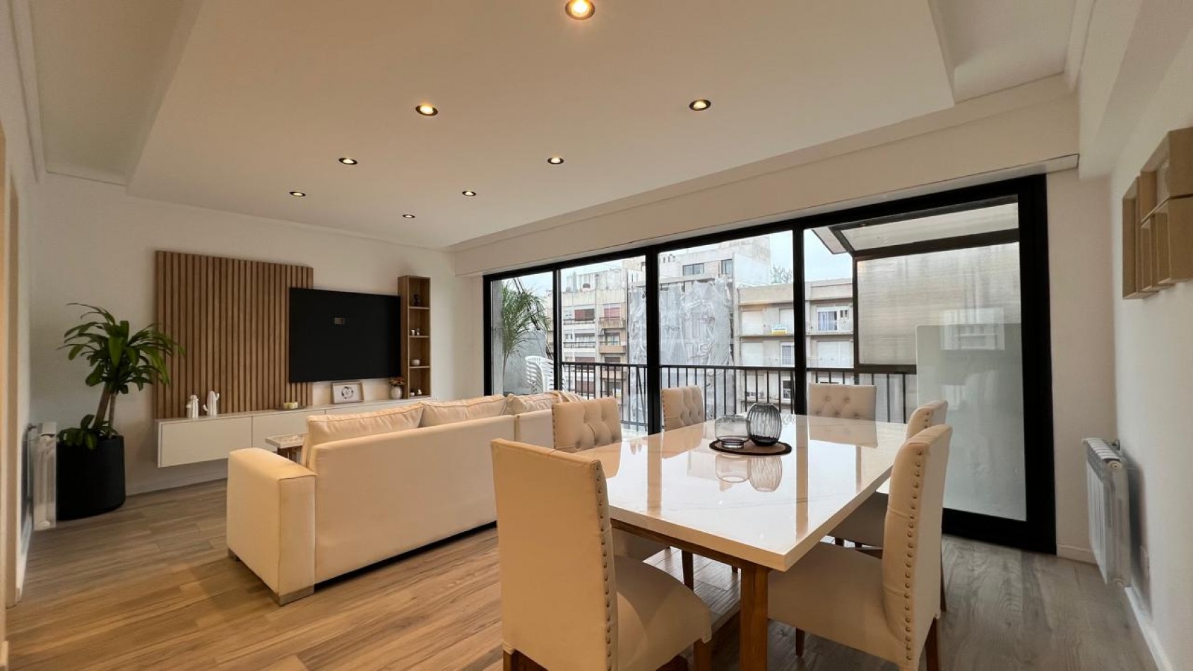 EN VENTA IMPECABLE 4 AMBIENTES BALCON A LA CALLE-CENTRO-