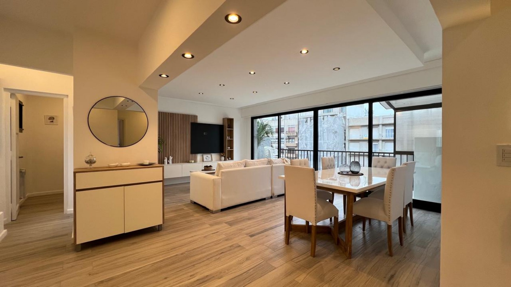EN VENTA IMPECABLE 4 AMBIENTES BALCON A LA CALLE-CENTRO-