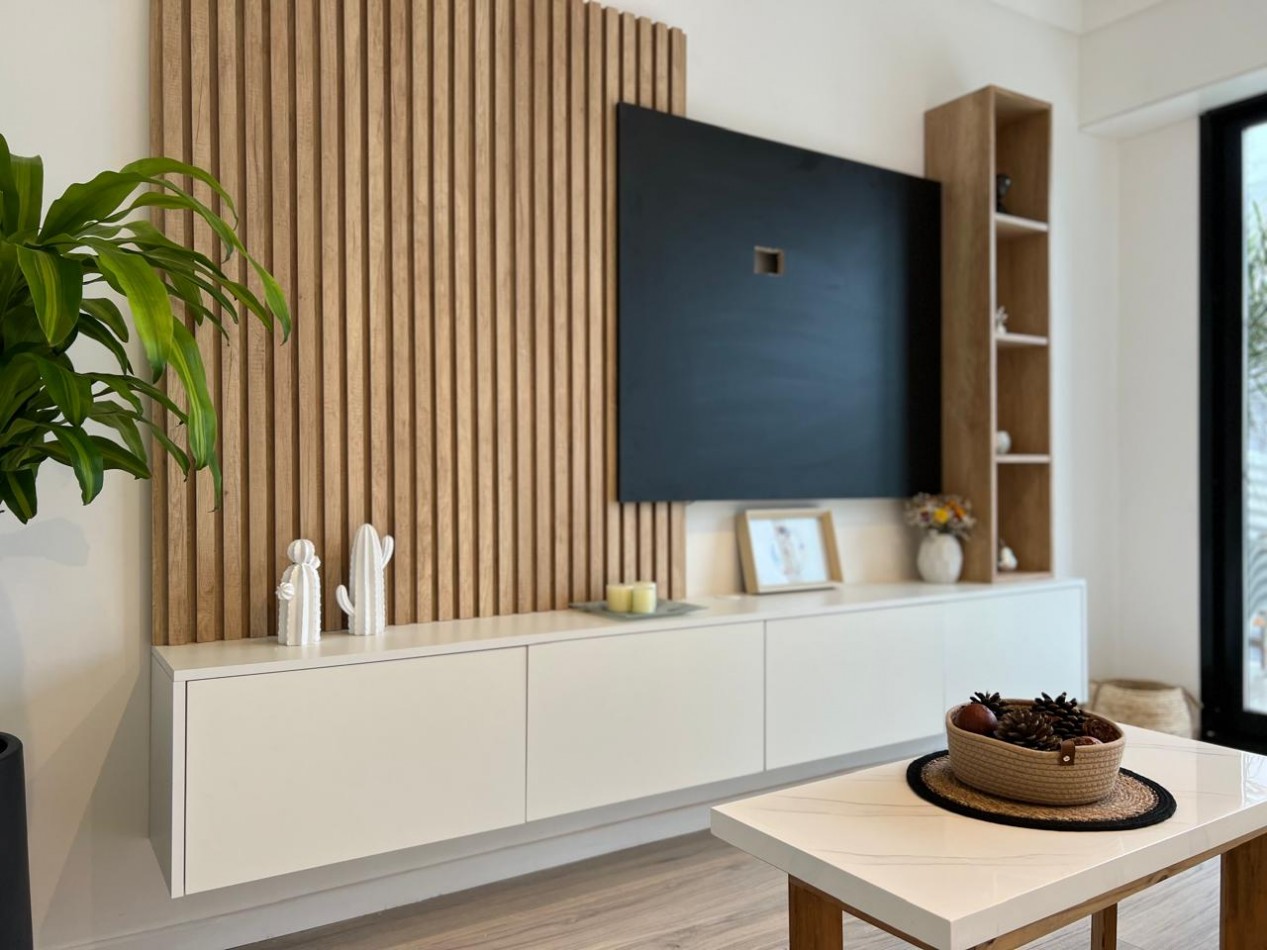 EN VENTA IMPECABLE 4 AMBIENTES BALCON A LA CALLE-CENTRO-