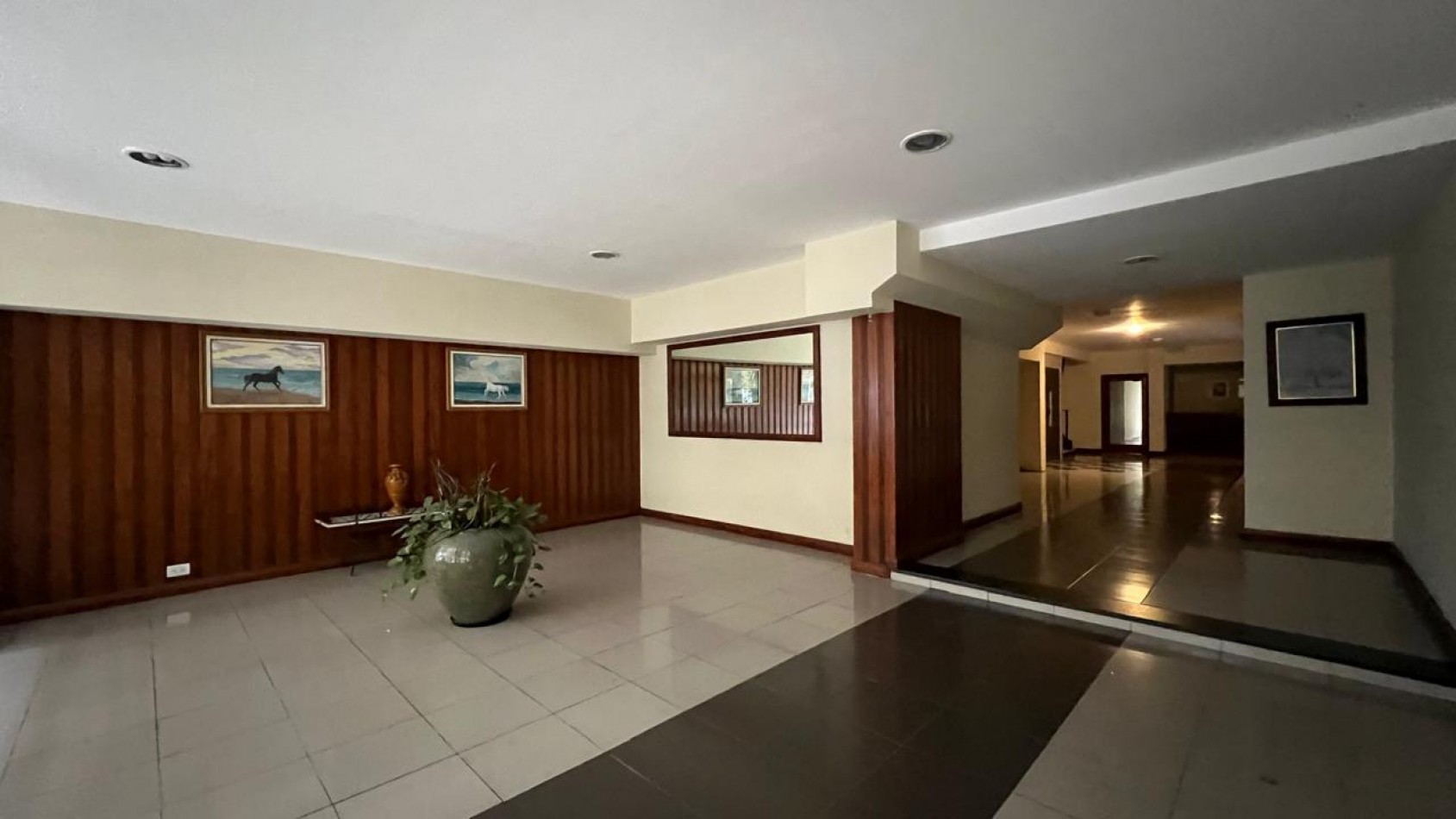 EN VENTA IMPECABLE 4 AMBIENTES BALCON A LA CALLE-CENTRO-