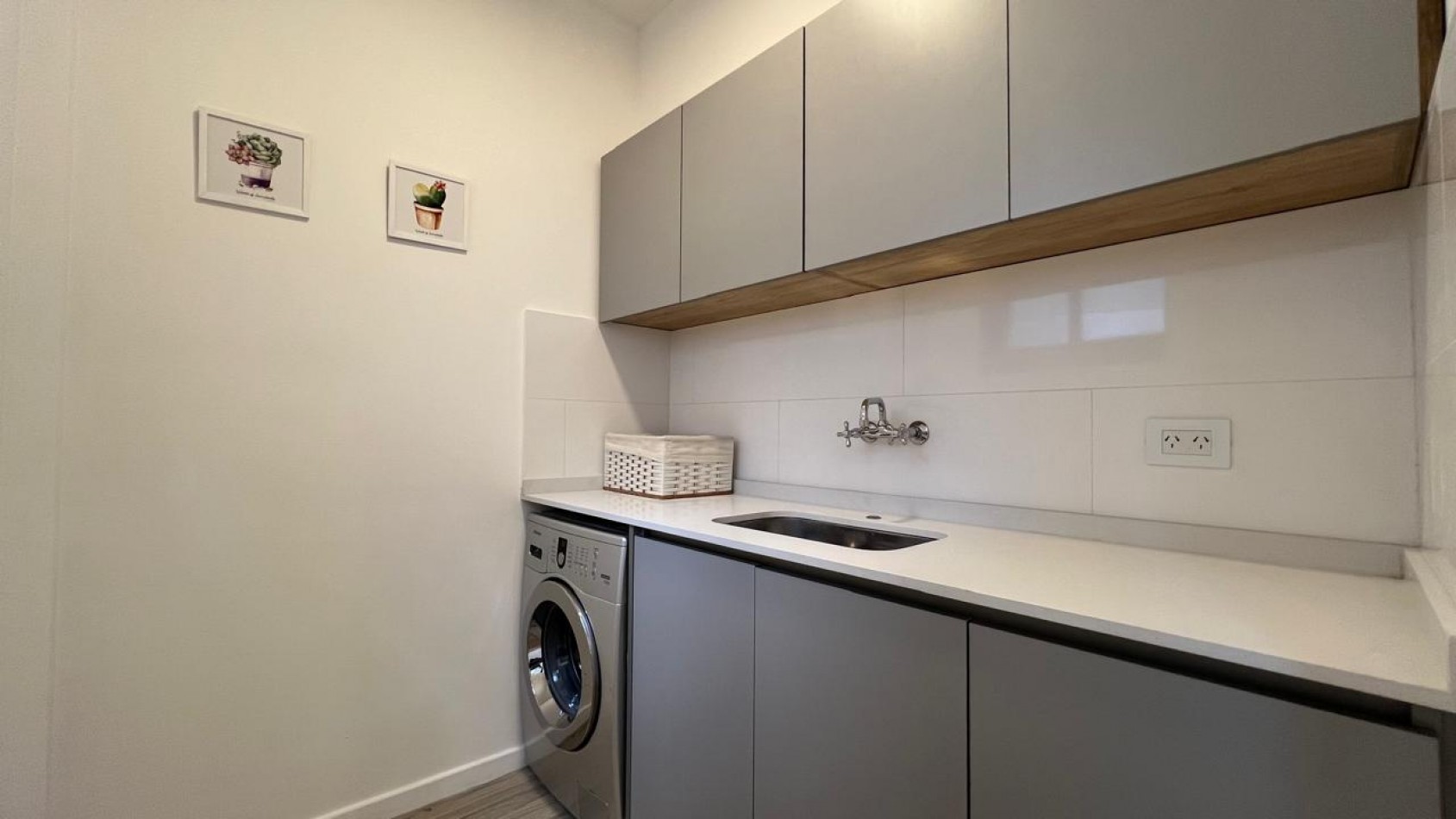 EN VENTA IMPECABLE 4 AMBIENTES BALCON A LA CALLE-CENTRO-