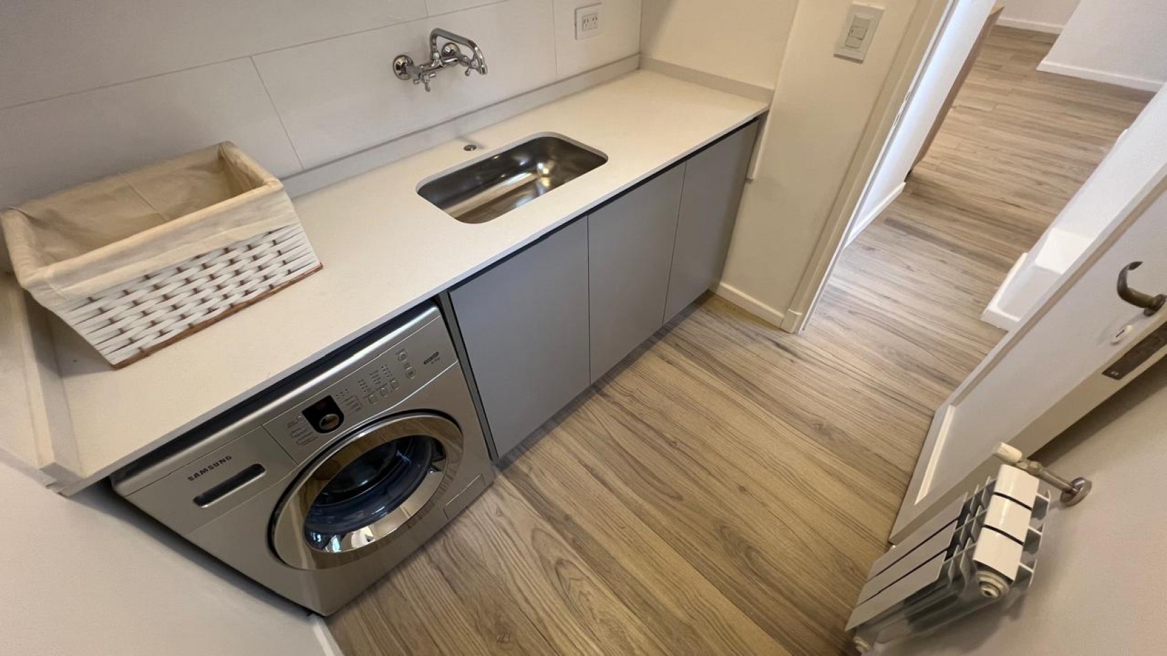 EN VENTA IMPECABLE 4 AMBIENTES BALCON A LA CALLE-CENTRO-