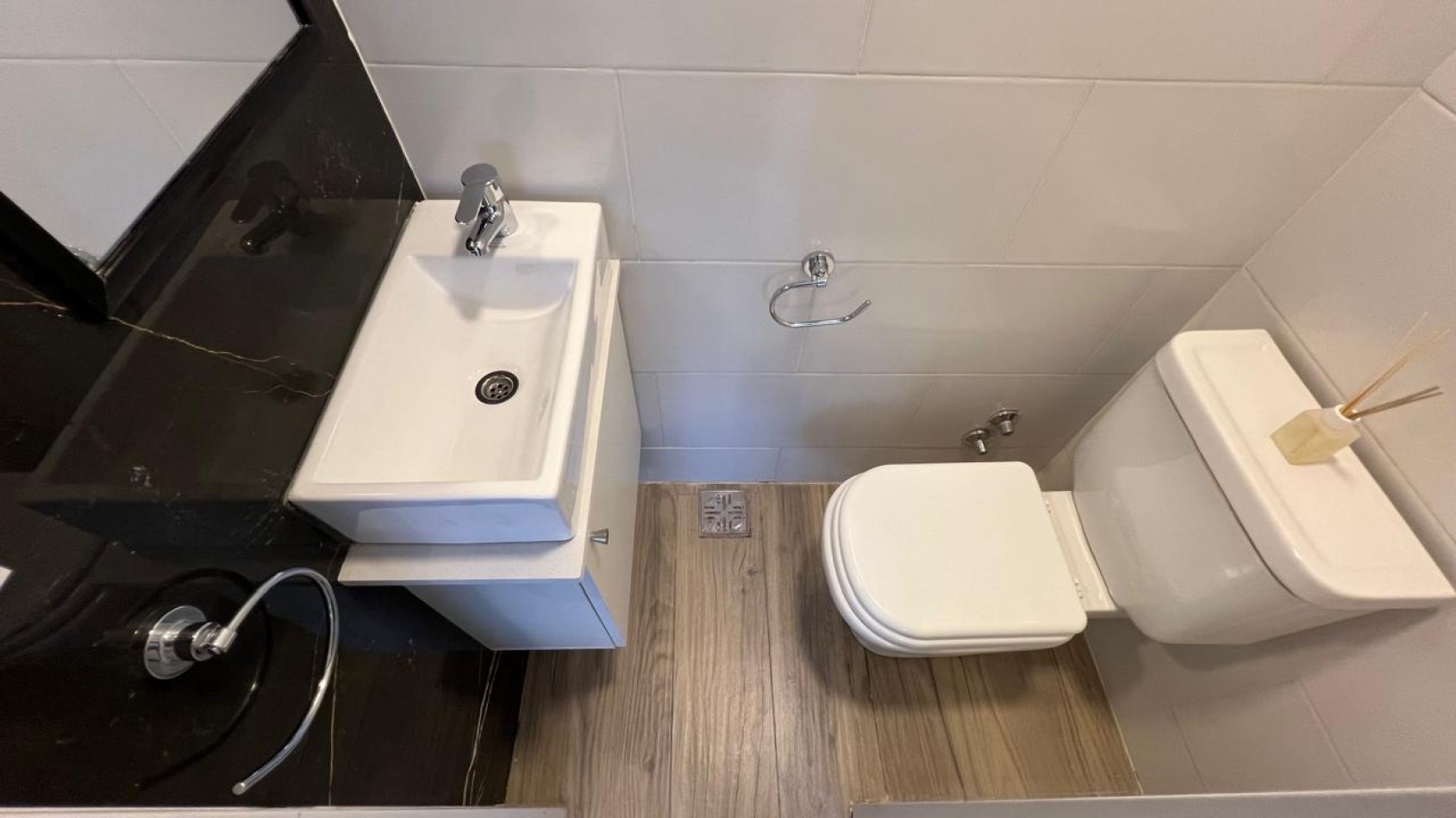 EN VENTA IMPECABLE 4 AMBIENTES BALCON A LA CALLE-CENTRO-