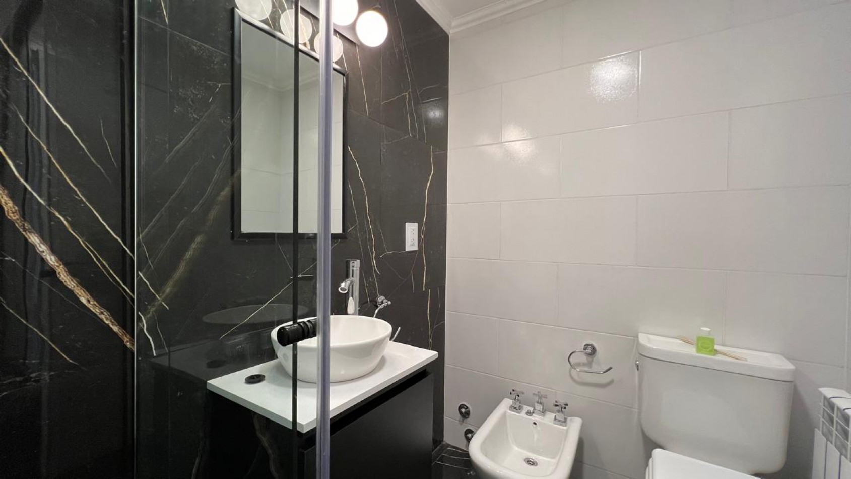 EN VENTA IMPECABLE 4 AMBIENTES BALCON A LA CALLE-CENTRO-