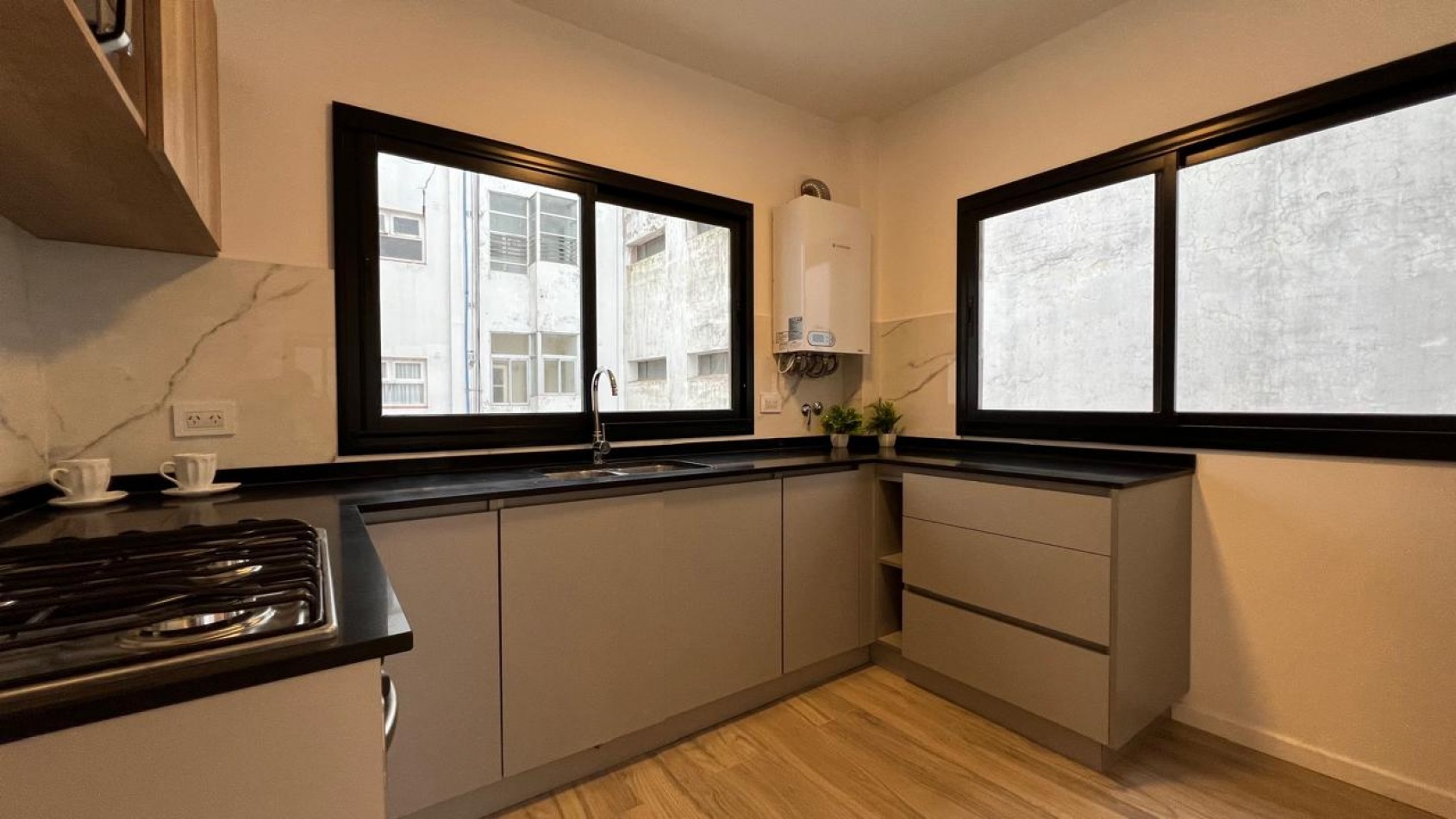 EN VENTA IMPECABLE 4 AMBIENTES BALCON A LA CALLE-CENTRO-