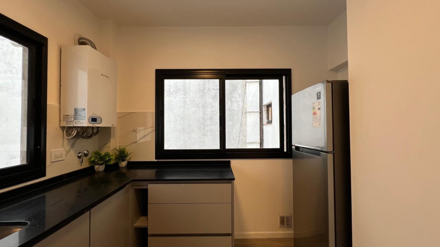 EN VENTA IMPECABLE 4 AMBIENTES BALCON A LA CALLE-CENTRO-