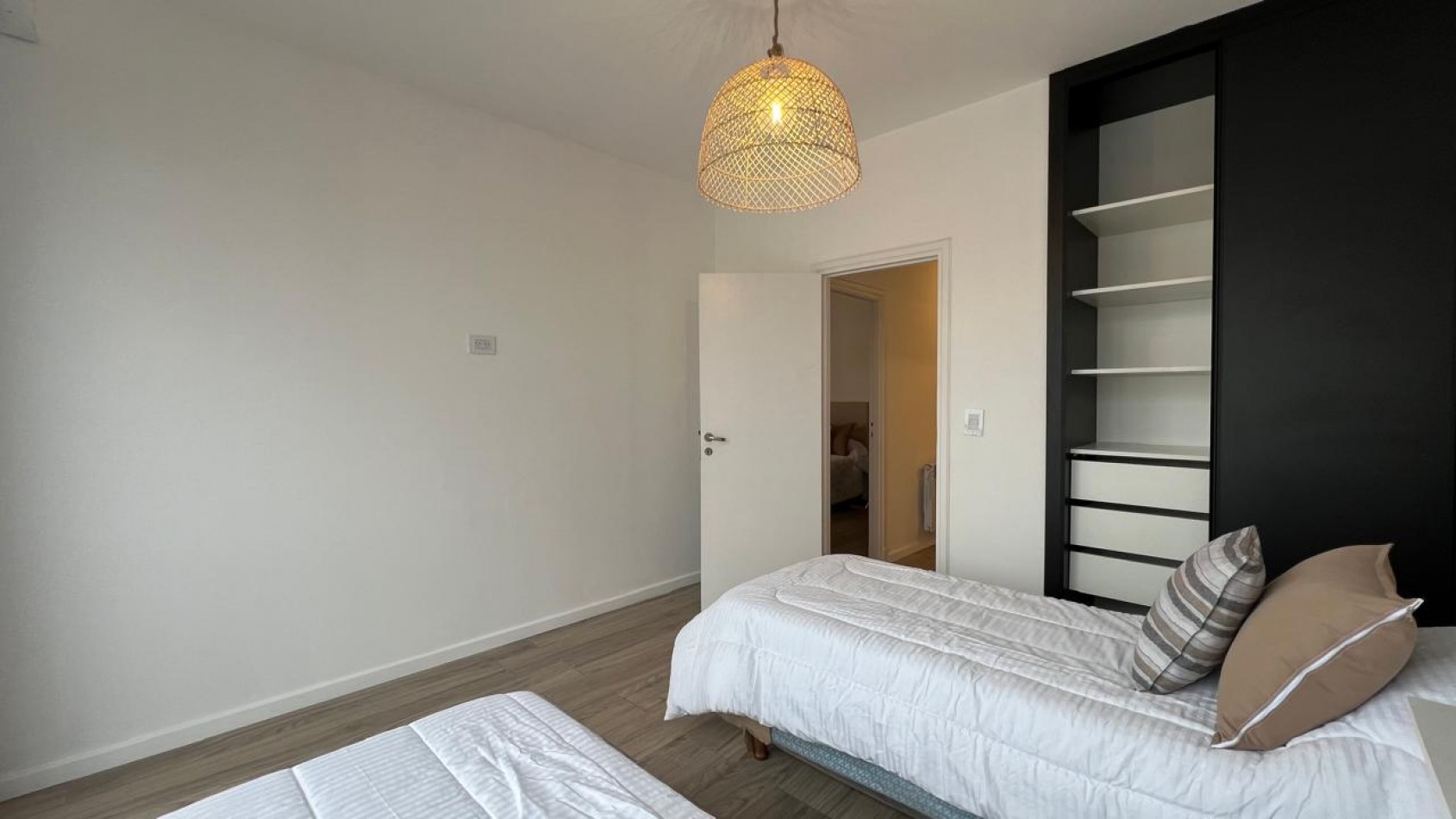 EN VENTA IMPECABLE 4 AMBIENTES BALCON A LA CALLE-CENTRO-
