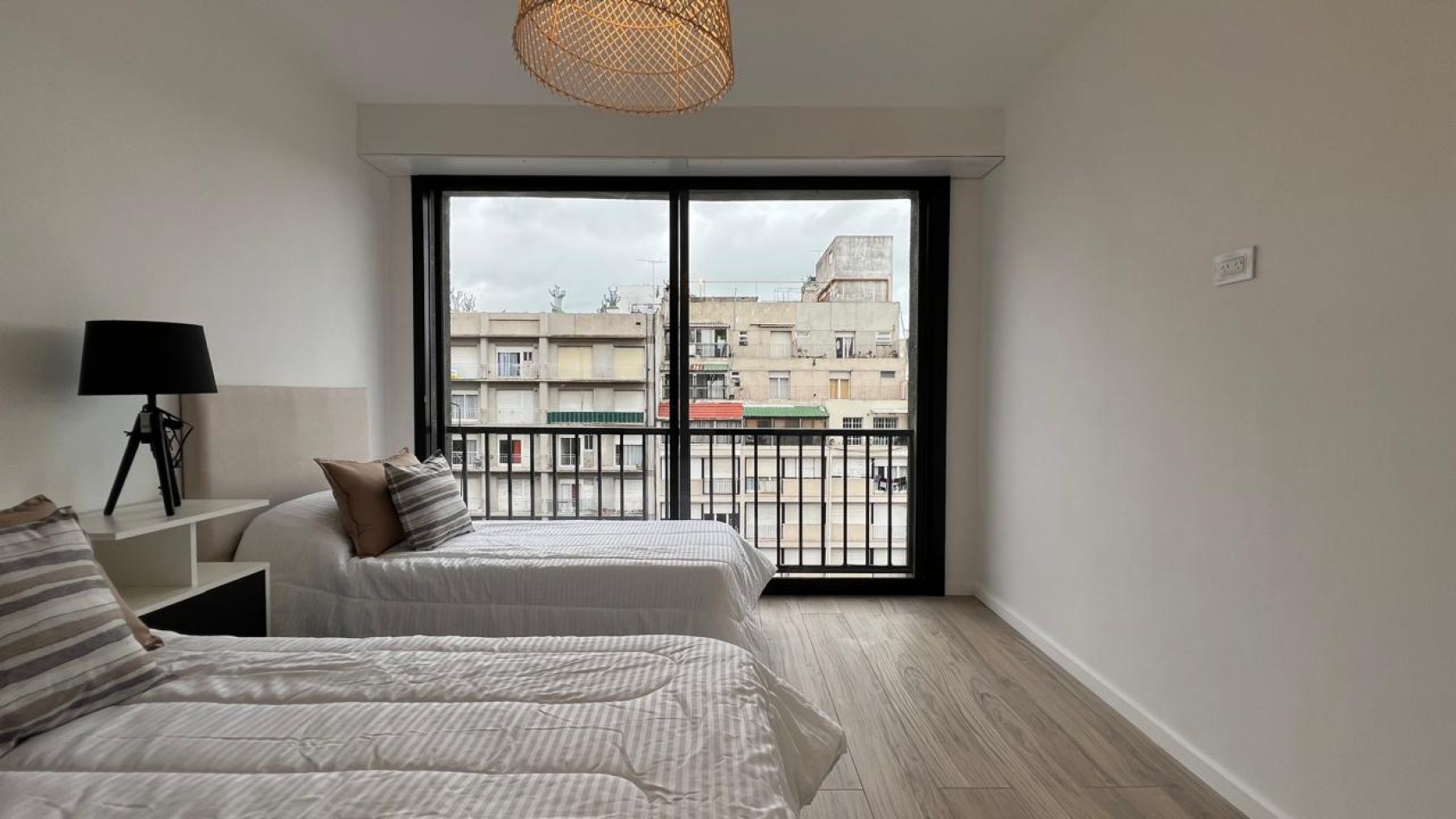 EN VENTA IMPECABLE 4 AMBIENTES BALCON A LA CALLE-CENTRO-