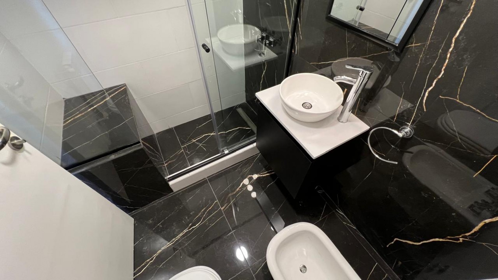 EN VENTA IMPECABLE 4 AMBIENTES BALCON A LA CALLE-CENTRO-