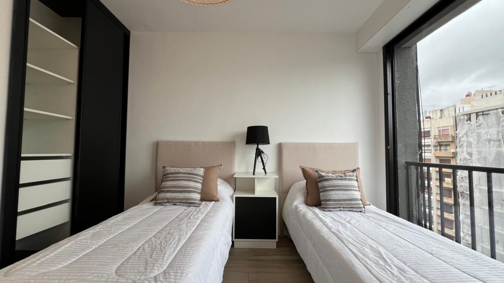 EN VENTA IMPECABLE 4 AMBIENTES BALCON A LA CALLE-CENTRO-