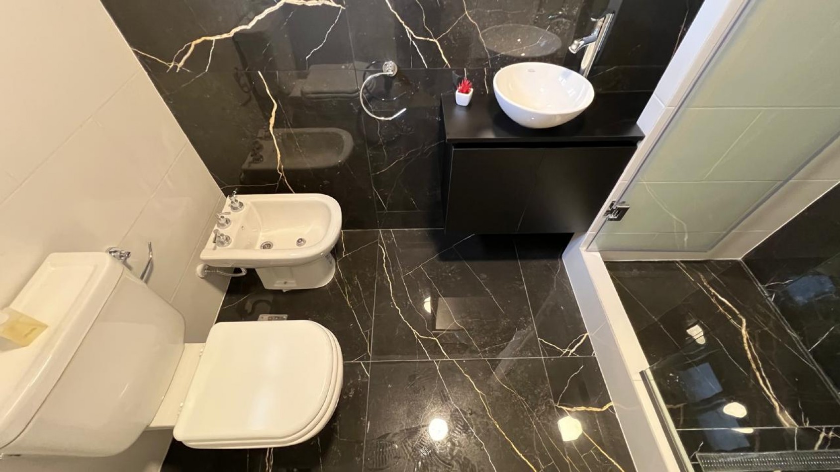EN VENTA IMPECABLE 4 AMBIENTES BALCON A LA CALLE-CENTRO-