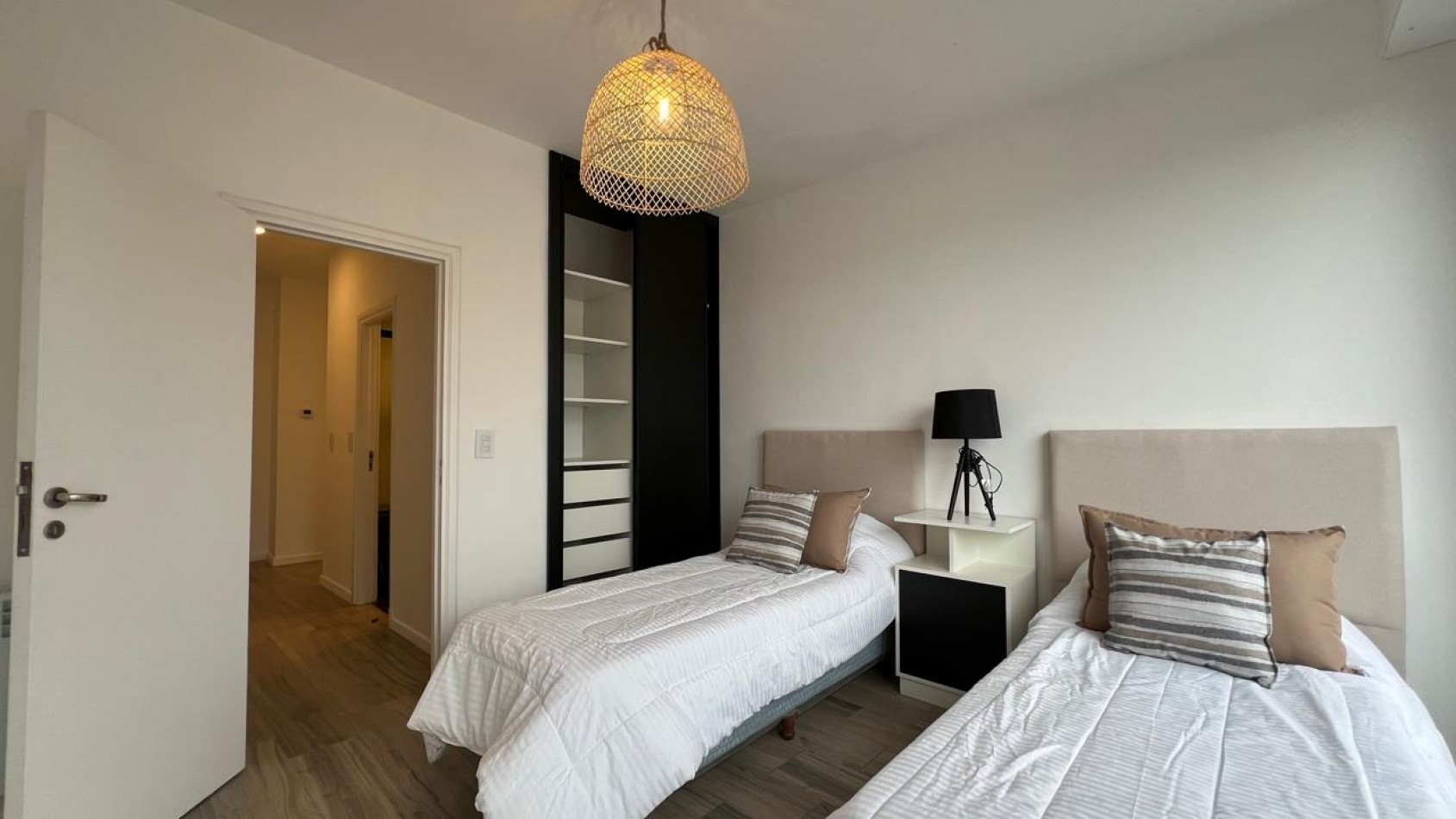 EN VENTA IMPECABLE 4 AMBIENTES BALCON A LA CALLE-CENTRO-