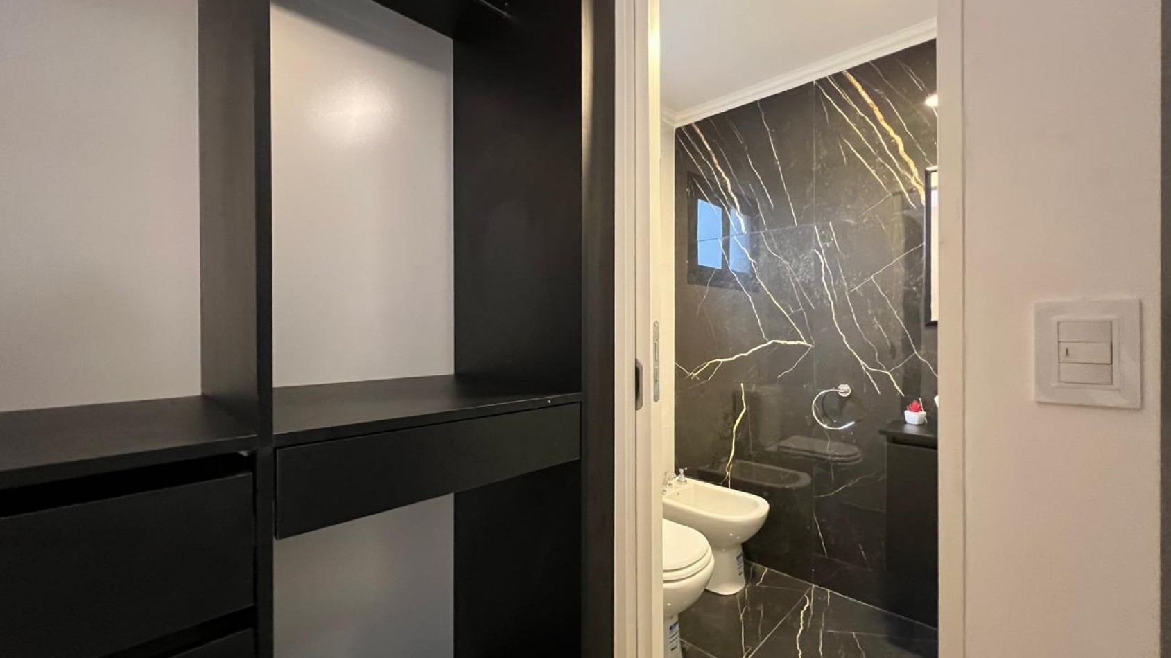 EN VENTA IMPECABLE 4 AMBIENTES BALCON A LA CALLE-CENTRO-