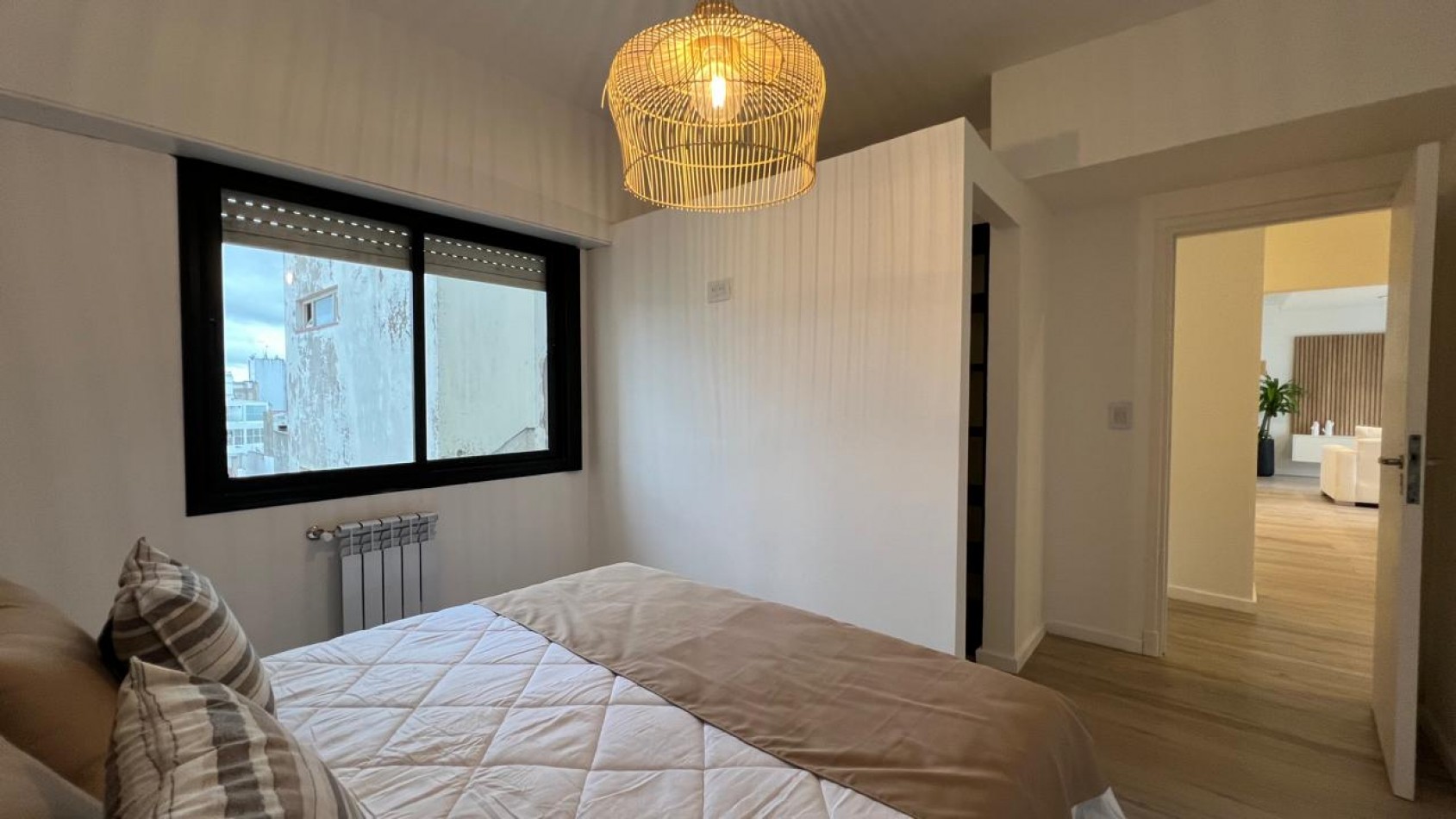 EN VENTA IMPECABLE 4 AMBIENTES BALCON A LA CALLE-CENTRO-