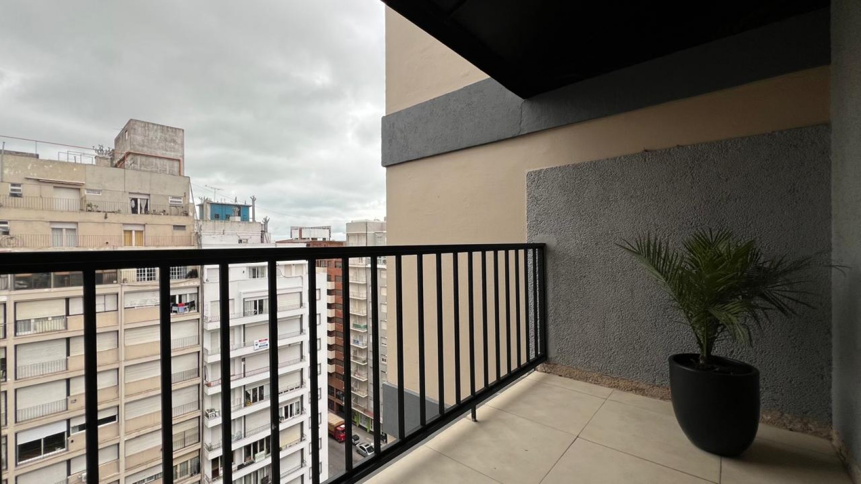 EN VENTA IMPECABLE 4 AMBIENTES BALCON A LA CALLE-CENTRO-