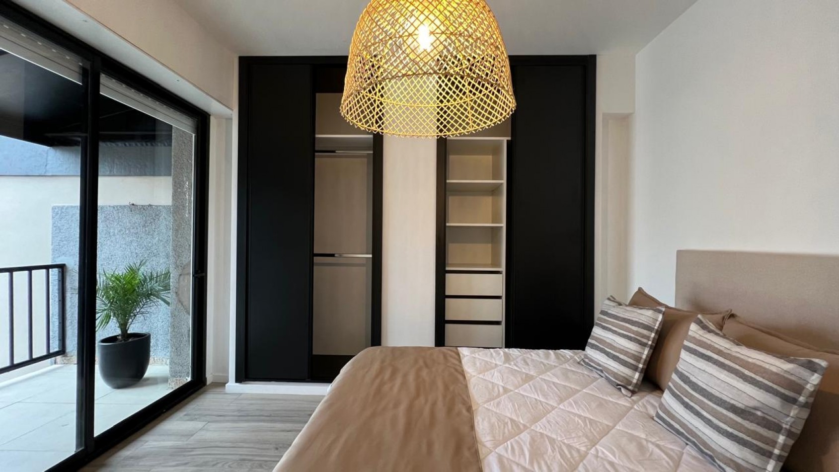 EN VENTA IMPECABLE 4 AMBIENTES BALCON A LA CALLE-CENTRO-