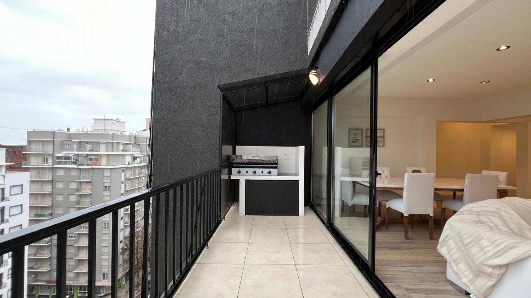 EN VENTA IMPECABLE 4 AMBIENTES BALCON A LA CALLE-CENTRO-