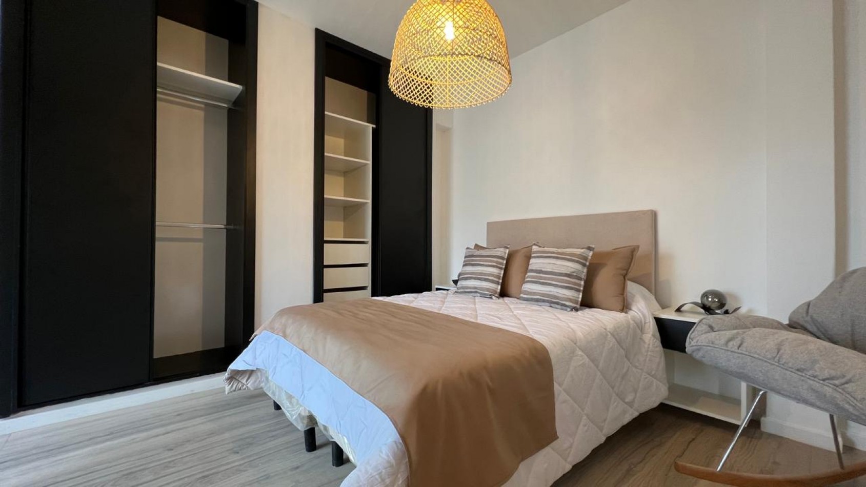 EN VENTA IMPECABLE 4 AMBIENTES BALCON A LA CALLE-CENTRO-