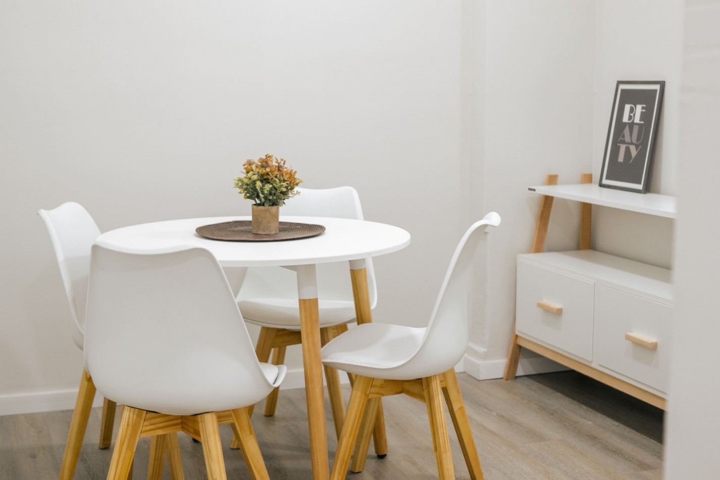 AMBIENTE Y MEDIO RECICLADO y AMOBLADO  -PASEO ALDREY-