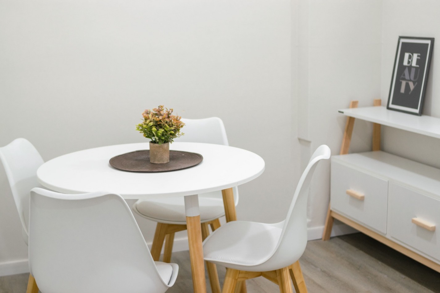 AMBIENTE Y MEDIO RECICLADO y AMOBLADO  -PASEO ALDREY-