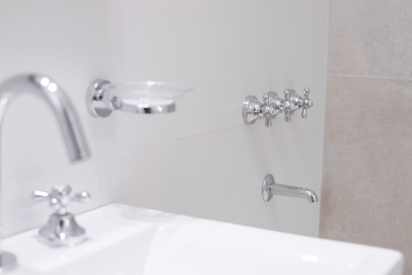 AMBIENTE Y MEDIO RECICLADO y AMOBLADO  -PASEO ALDREY-